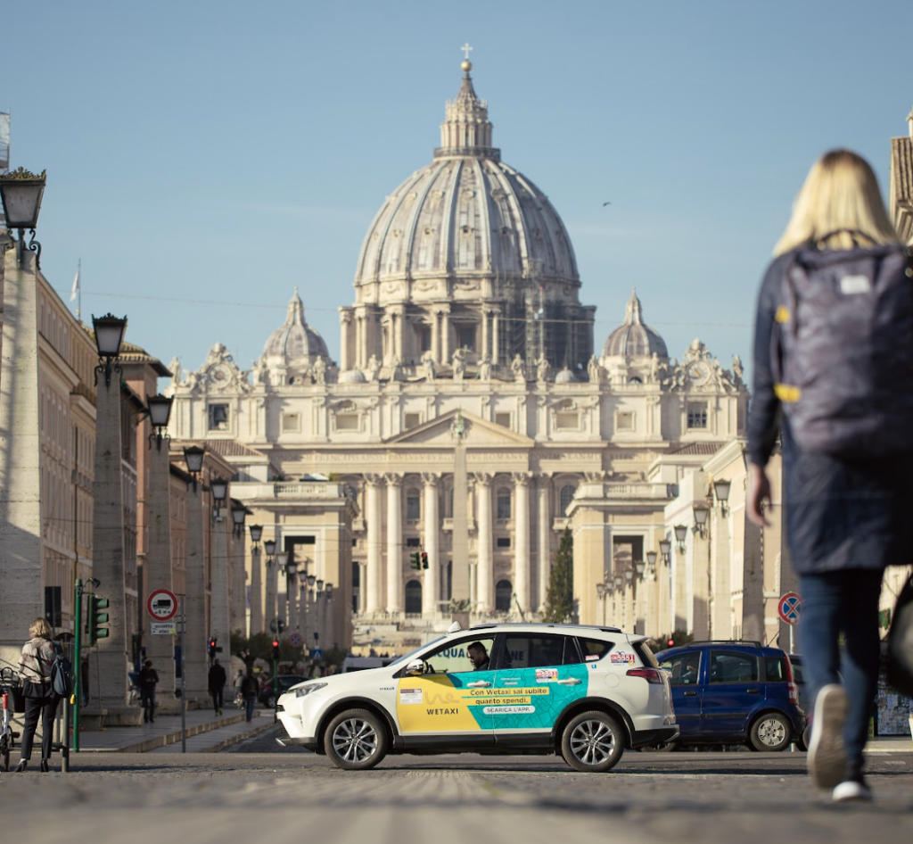 Taxi davanti a un monumento