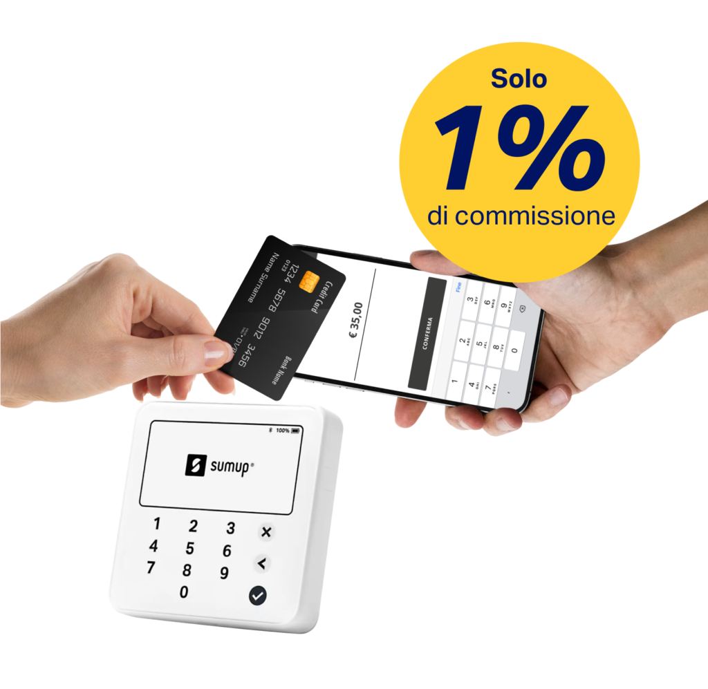 Mano con carta di credito che paga su POS smartphone