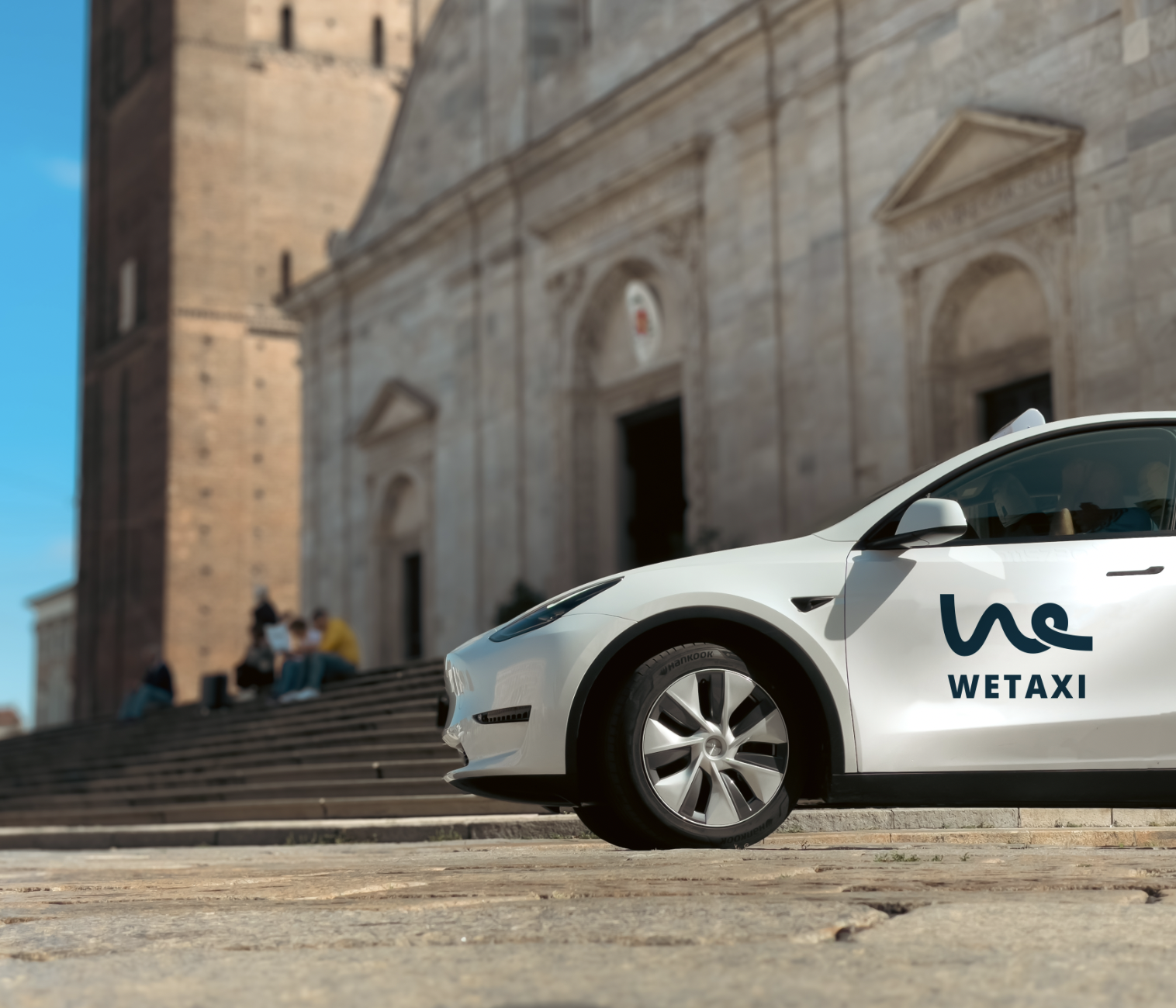 Taxi davanti ad una chiesa